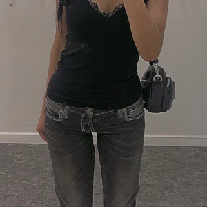 Mörk grå lågmidjade jeans - Mörkgrå lågmidjade bootcut jeans❤️Storlek w28 L32 ❤️ Pris är diskuterbart vid snabb affär ❤️ Fraktar samma dag eller dagen efter ❤️