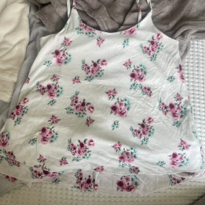 Blommigt volang linne - Ett blommigt linne med volang från New yorker i nyskick. Det är storlek XS och säljer för 50kr!💕