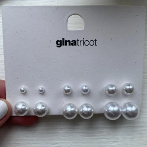 Örhängen - Säljer detta set av kulörhängen i olika storlekar från Gina tricot. Aldrig använda då jag har dubbletter av dessa. Säljer också ett mindre pack. Osäker om de är nickelfria. Köparen betalar frakten!