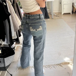 Lågmidjade jeans - Supercoola fickor! Säljer då de sitter lite litet på mig. Bra i lägnden för 170. Skriv för fler bilder