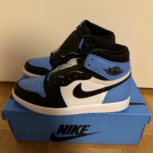 Jordan 1 retro High OG University blue - Skorna är helt nya (DS) i storlek 42.5 Köparen betalar frakten (39kr) Skickar alltid dubbel boxat. Fråga gärna om det är nåt!