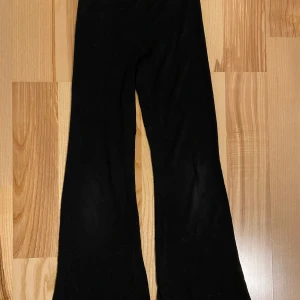 Mjuk skön och ledig jazzbyxa - Säljes i begagnat skick. Knäna är nötta, och nån noppa finns. Dom är väldigt tunna och sköna, perfekt nu till våren eller sommarkvällarna.  Katt finns i hemmet (allergivänlig ras).