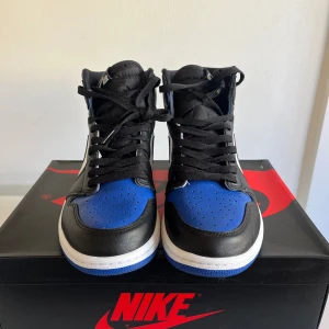 Jordan 1 Retro High OG (Royal Toe) - Säljer ett par Jordan 1 (Royal toe). Skorna är i nyskick och endast testade en gång.  Skorna är limiterade och är en extremt populär modell med en färgkombination som funkar till det mesta.