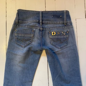 Lågmidjade jeans ❣️ - Midjemått tvärs över: 31cm  Innerbenslängd: 74cm