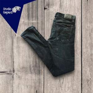Nudie jeans i okänd modell | Skick: 9/10 | Strl W31 L34 | Vårt pris 399 kr | Modellen är 180 cm | Hör av dig om du undrar någonting!