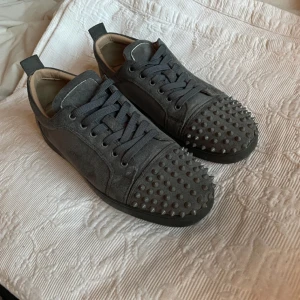 christian louboutin - Kom dom för frågor öppen för byten 