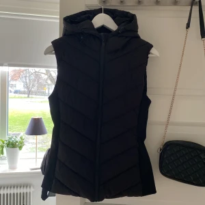 Zara väst - Säljer min zara väst som är så gott som ny, endast använd fåtal gånger. Säljer då den inte kommer till användning. Perfekt nu inför våren. Skick: 10/10