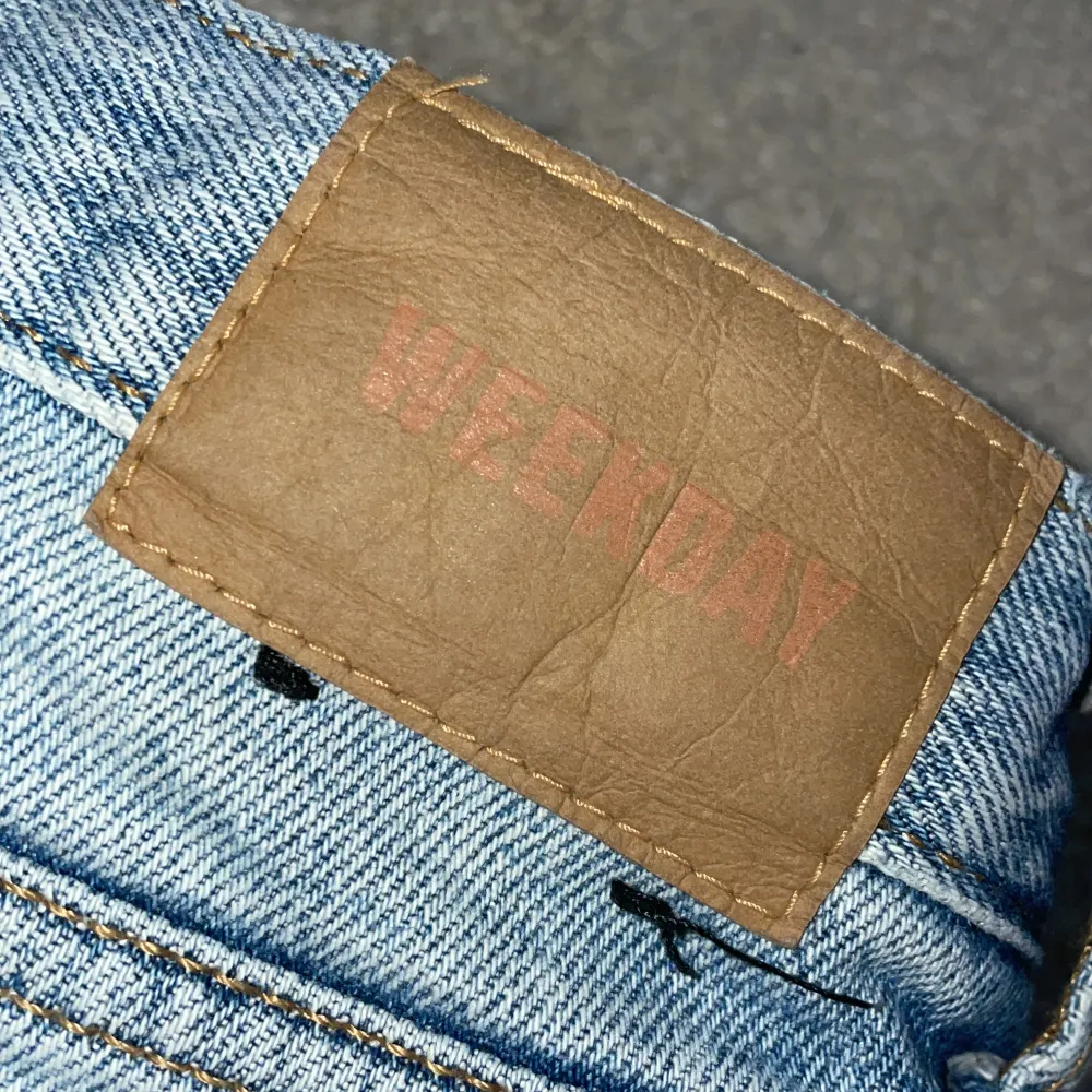 Säljer mina weekday jeans i färgen TWIG då de sitter tajt på mig bra skick! Skriv för bilder så fixar jag💗. Jeans & Byxor.