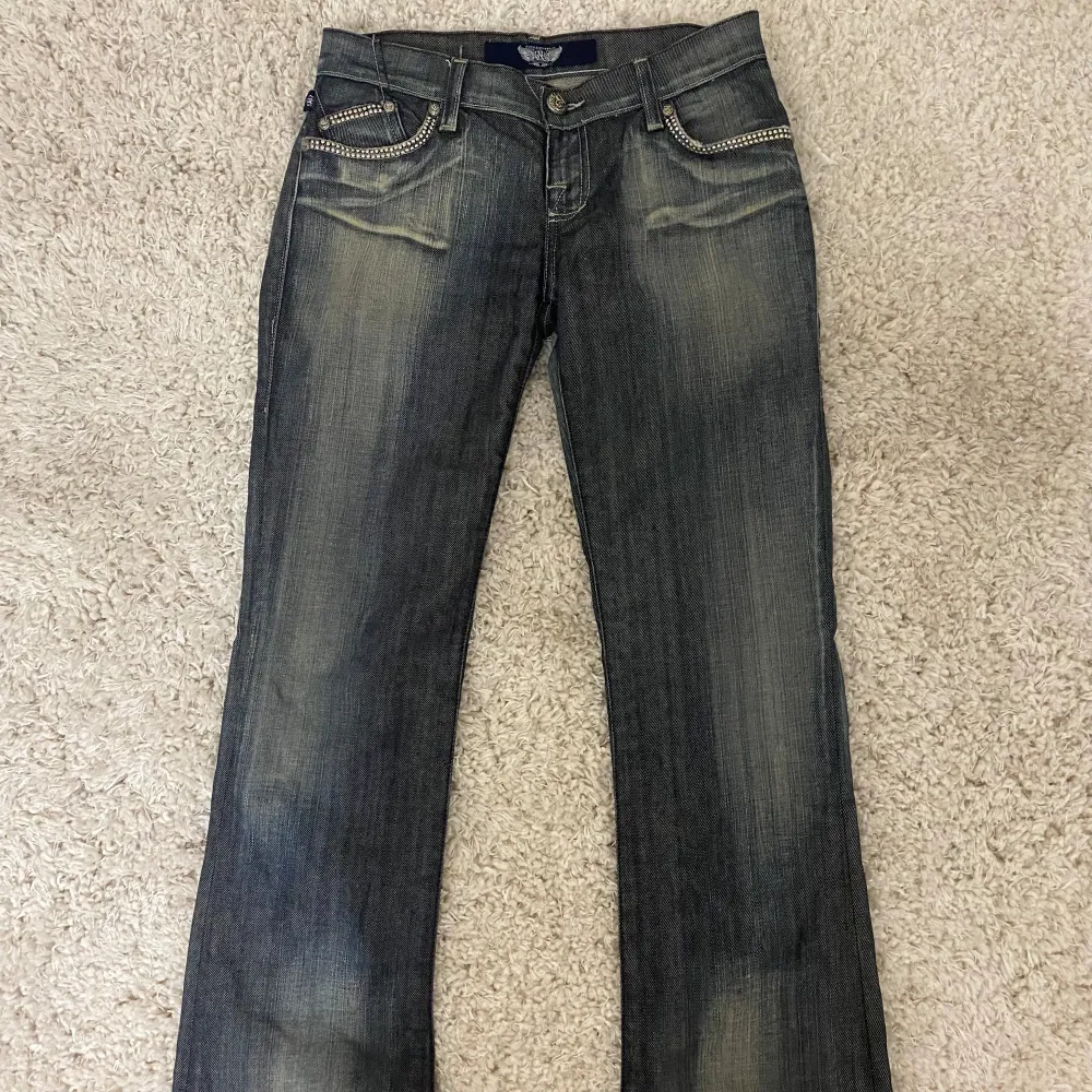 Vintage flare/bootcut rock and republic jeans med strass på fickorna. Så fina men kommer tyvärr inte till användning- är i  bra skick och storlek 26 men kunde även passa 27!. Jeans & Byxor.