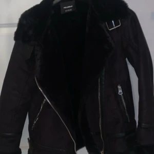 skinn/pälsjcka❤️ - helt ny skick, tagit på mig den ca två gånger och köpt den nyligen, från pull&bear jätte fin nypris 800kr och säljer den för 500kr❤️