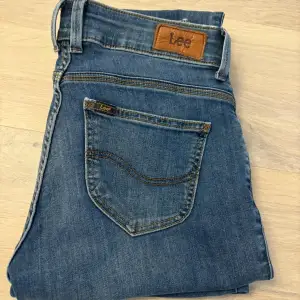 Säljer mina super snygga low waist bootcut jeans för att de är alldeles för stora, Skriv gärna om ni önskar fler bilder. 