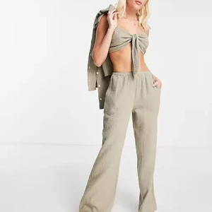 Kakifärgad byxa i tunn bomull - Byxor i strl 36 köpta för 369kr säljer för 220kr. Endast testade en gång. 