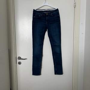 Säljer en otroligt vacker Zara jeans  i storlek XS. Mycket fint skick, jag kan inte hitta några synliga anmärkningar eller defekter. 