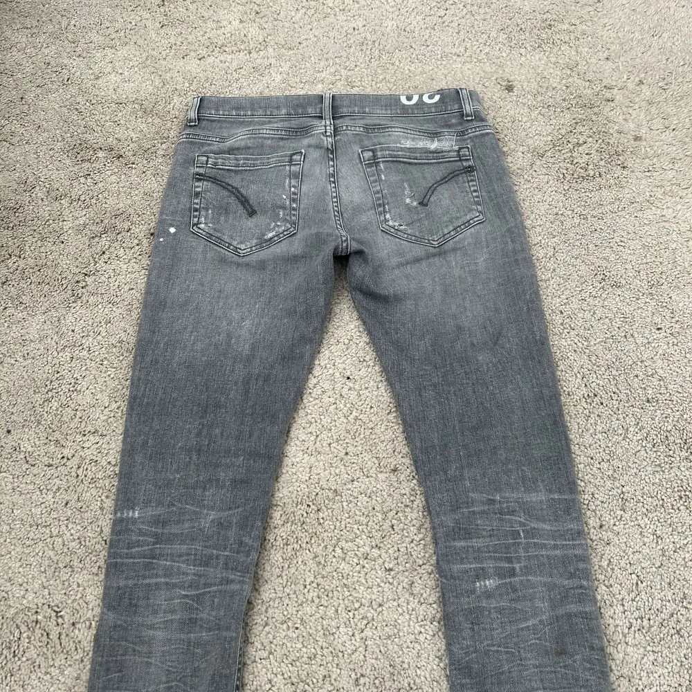 Säljer nu dessa riktigt schyssta gråa Dondup jeans med slitningar. De är i bra skick då de nästan aldrig använts. Tveka inte på att höra av er vid fler frågor eller funderingar🙌🏽. Jeans & Byxor.