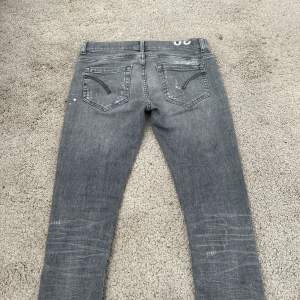 Säljer nu dessa riktigt schyssta gråa Dondup jeans med slitningar. De är i bra skick då de nästan aldrig använts. Tveka inte på att höra av er vid fler frågor eller funderingar🙌🏽