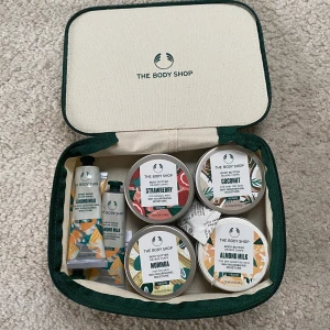 The Body Shop kit - Superhärligt kit från The body shop🔥Du får ”lådan”, 3 oanvända handkrämer med ”almond milk”, samt 4 body butters i av olika sorter 🍓💗 Perfekt present! 💝  Ord. Pris för alla dessa produkter utan lådan hade varit ca 600 kr 💕☀️🌷