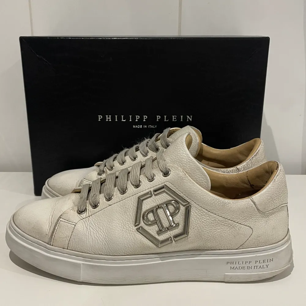 Hej! Säljer nu dessa brutalt snygga Philip Plein skor. Skorna är i fint skick 7,5/10 med skorna medföljer box och kort. Nypris är 10000!. Skor.