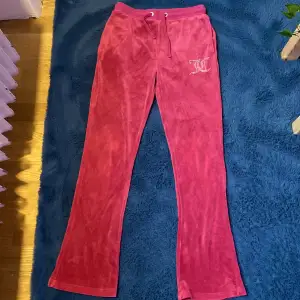 Super fina rosa bootcut juicy byxor, köpta på zalando barn i storlek 156-164 så dem funkar för någon som har xxs.