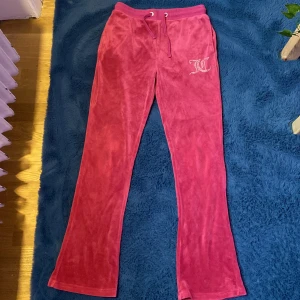 Rosa juicy byxor - Super fina rosa bootcut juicy byxor, köpta på zalando barn i storlek 156-164 så dem funkar för någon som har xxs.