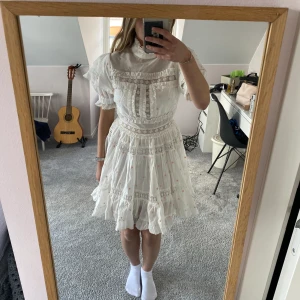 Klänning - Finaste klänningen från ByMalina! Perfekt till antingen skolavslutning eller konfirmation🥰 kan tänka mig att gå ner i pris❤️ nypris ca 2000