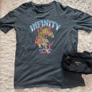 VERO MODA OVERSIZED T-SHIRT - Washed grå t-shirt.  Endast använd ett fåtal gånger  överdimensionerad passform  M   Bomull:  100 %