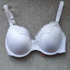 Vit bh - En bh från Hunkemöller i väldigt fint skick, sparsamt använd. Storlek: 80D