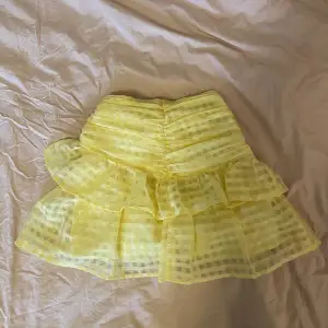 Super sött gul volangkjol från Gina tricot storleks 32💛 Nypris 499 men sälja inte längre 