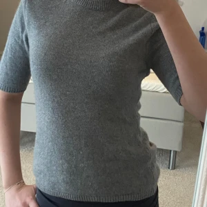 Cashmere tröja  - Jätte fin och skön kortärmad tröja, 100% cashmere. Varsamt använd, inga defekter!🩷