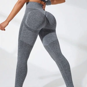 Träningsbyxor - Superfina träningsbyxor från Shein, ganska korta på mig ( är 165 ) men ändå superfina, tajta