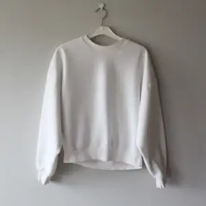 Säljer denna fina vita sweatshirt från Gina Tricot, storlek S, bra skick!