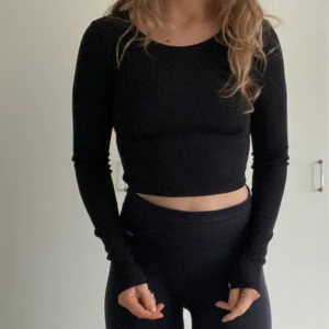 Långärmad top S lindex - Svart långärmad croptop i skönt mjukt material nästan som ” träningsmaterial”. Storlek S från lindex, nyskick!  långärmad t shirt tröja top linne