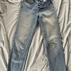 Raka högmidjade Levis jeans - Säljer dessa fina ljusblåa Levis jeans då de är för små för mig, storlek 23. Skriv för frågor eller funderingar:) Midjemått ca 31cm Innerbenslängd ca 62cm
