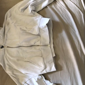 Blus  - En jättefin blus, sitter hur fint som helst, kort i modellen men hur fin som helst 