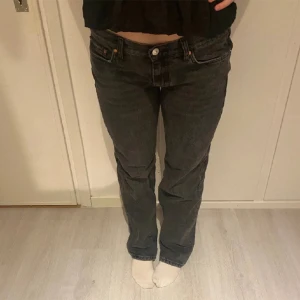 Svarta jeans - Så snygga svarta jeans som inte kommer till användning! Jättefint skick! Använd köp nu!!!❤️😍nypris: 599kr