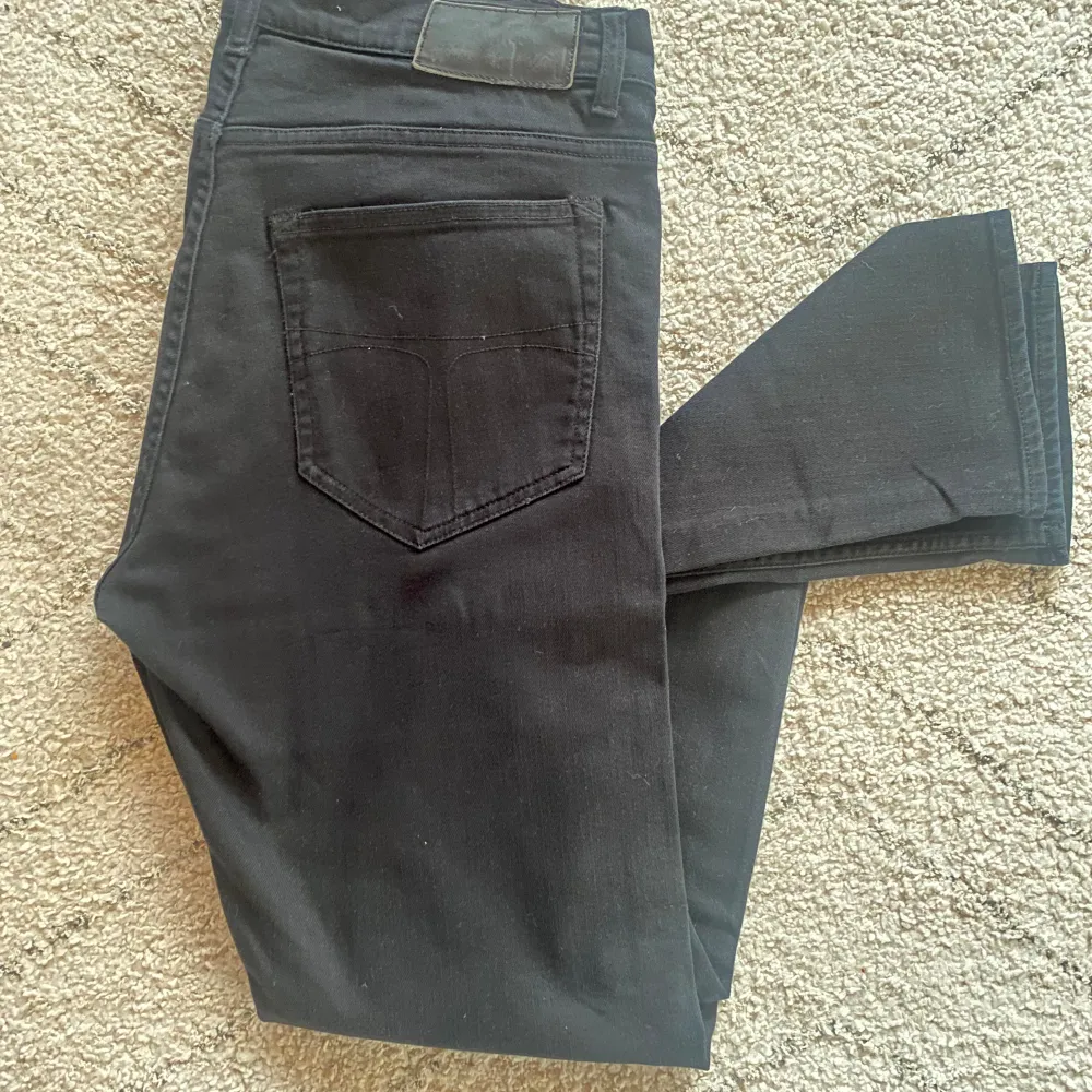 Svarta sjukt sköna Tiger of Sweden jeans | Modell : Evolve | Super fint skick | Storlek 30/32 | Modellen är 176cm lång och väger 65kg, passar större! Fråga vid fundering 💭 . Jeans & Byxor.