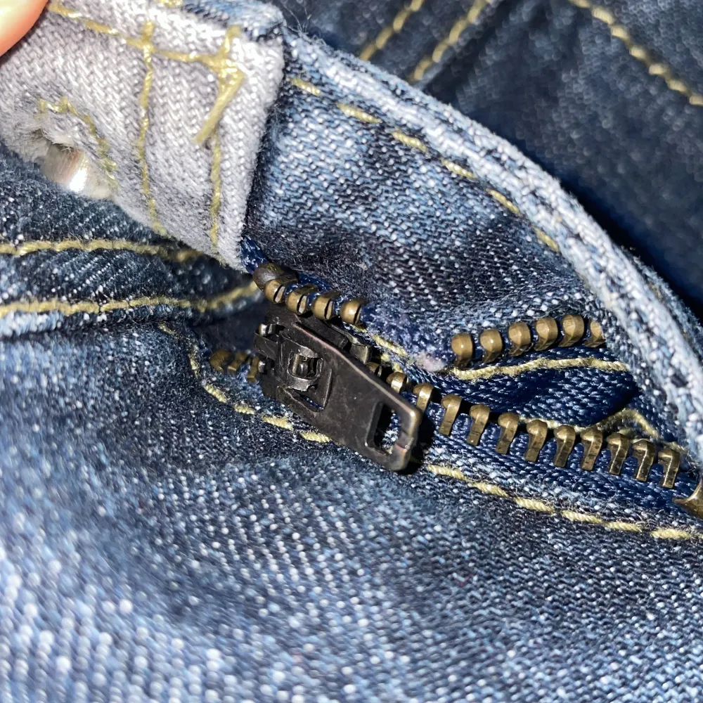 raka vintage jeans från sicko 19, dragkedjan är trasig därav priset, men syns inte alls när man har dem på för de har 3 knappar, strl S/36 och är jätte stretchiga så kommer passa M också // längd 104, innerbens 86, midja 36cm. Jeans & Byxor.