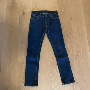Säljer dessa feta Nudie jeans | Modell ”Thin Fin” | Skick 9/10, strl 30/30 Slim Fit | Nypris 1600Kr | För mer frågor eller funderingar kom pm!