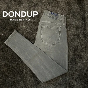 Dondup Jeans - Säljer nu ett par riktigt feta Dondups i modell George. Skicket är riktigt bra med en snygg grå färg! Nypris: 2999💸 storlek 30. Kontakta vid några fundering eller om du vill ha fler bilder🙌