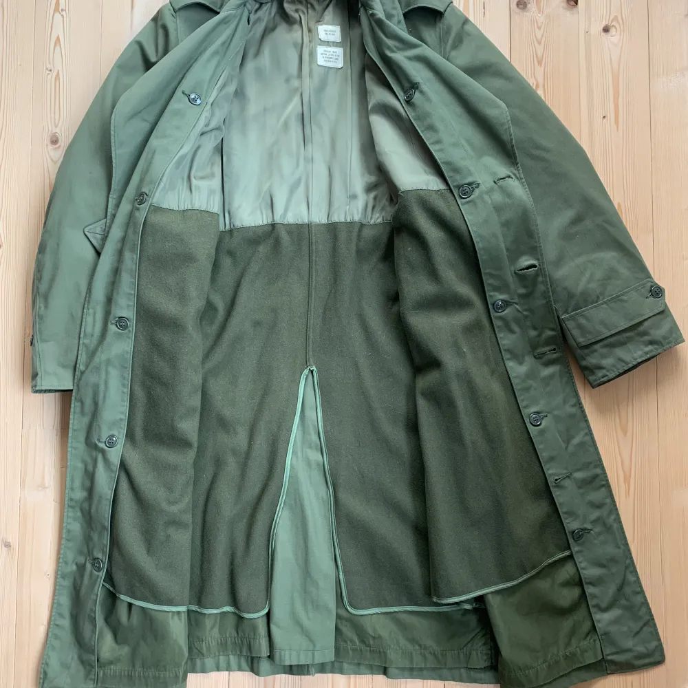 Härlig vintage amerikansk militärrock med avtagbart foder i fint skick.   Storlek small regular men ganska rymlig ändå, typ tajt medium.   8405-261-6592. Jackor.