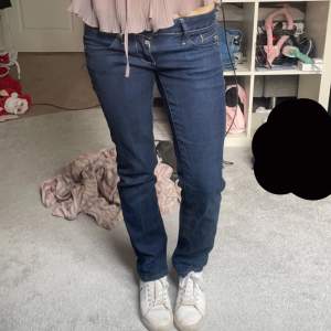 Skit skit snygga gstar jeans!💘Innerbenslängd 71cm midja ca 77cm