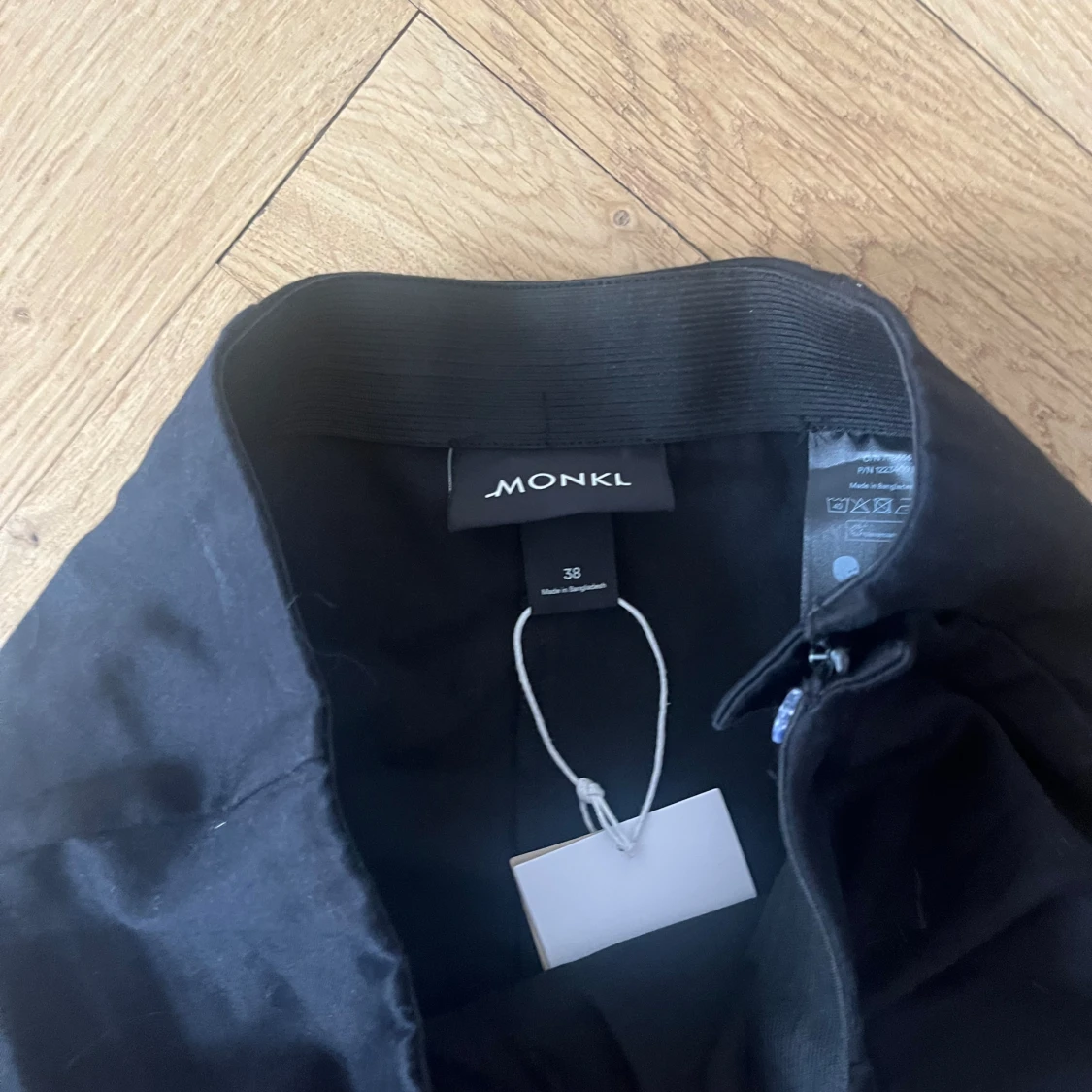 Monki kostymbyxor med slit  - 91