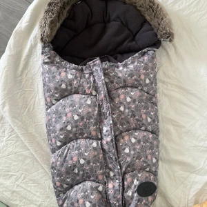 Åkpåse till babyskydd | mini åkpåse - Nyskick, inget att anmärka på. Inga tecken på användning. Pälsen går att ta av Djur och rökfritt hem!