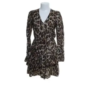Leopard klänning i ett mycket bra skick. Köpt på sellpy men märket är Shoeby. Volang och lite puff på axlarna. Är även v-ringad och har knappar längst ut på armarna😍