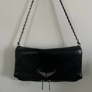 Älskade Zadig väska ❤️ - Säljer nu min fina zadig väska som inte kommer till användning längre 💖 Nypris 4000kr, pris kan diskuteras vid snabb affär 