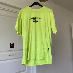 DOLLSKILL x Neongrön tröja - Unisex Neongrön tröja från Dollskill av märket wastedparis. Inköpt 2018. Storlek S/M. 150kr + frakt eller möts upp i Malmö. Endast Swish! 💌