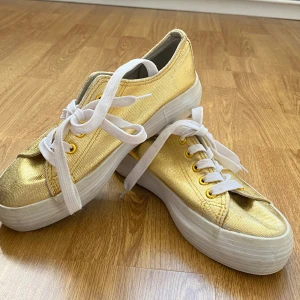 Sneakers  - Skriv privat för fler bilder/frågor💗Nyskick