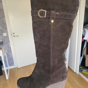 Höga boots  - Jättefina boots som jag har köpt för 1200, jätte fint skick använt 2 gånger.