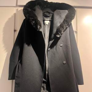 En svart lång kappa från HM som har använt Max 3 gånger. ❤️ Köpt för 500! Pris kan diskuteras!!