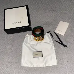 Säljer min storebrors snygga Gucci skärp Köpt i Paris.  Finns kvitto, dustbag, box & påsen.   Storlek 85/34 