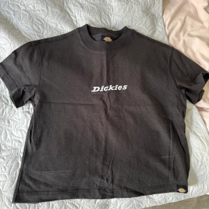 Dickies t-shirt - Svagt svart kroppad t-shirt från Dickies i mycket bra skick, köpt på Jeansbolaget. Broderad logga, kontakta mig vid eventuella frågor 😇